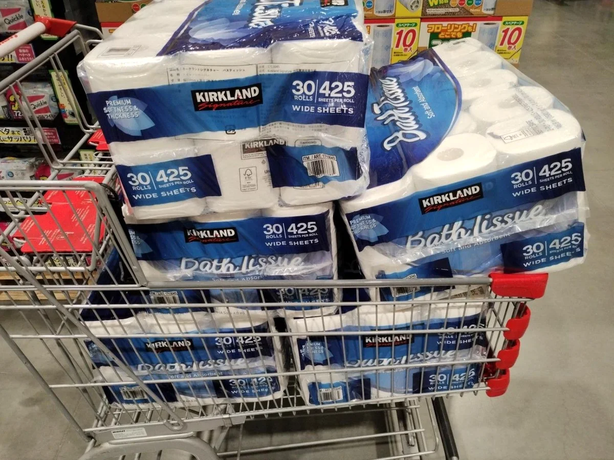 カートに積んだカークランドのトイレットペーパー5セット150ロール